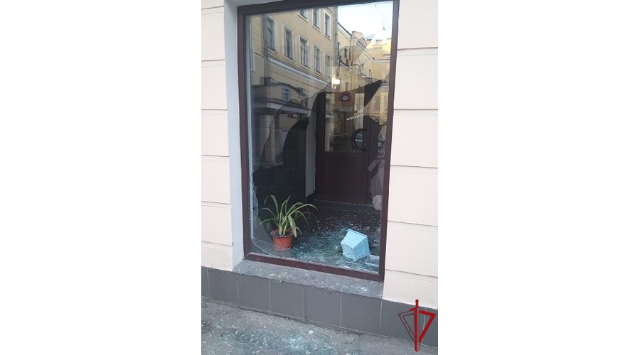В Центральном районе наряд вневедомственной охраны задержал хулигана, бросившего мусорную урну в окно бизнес-центра