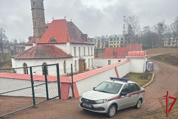 В Гатчине наряд Росгвардии обеспечил охрану места происшествия в парке у Приоратского дворца, где была обнаружена граната