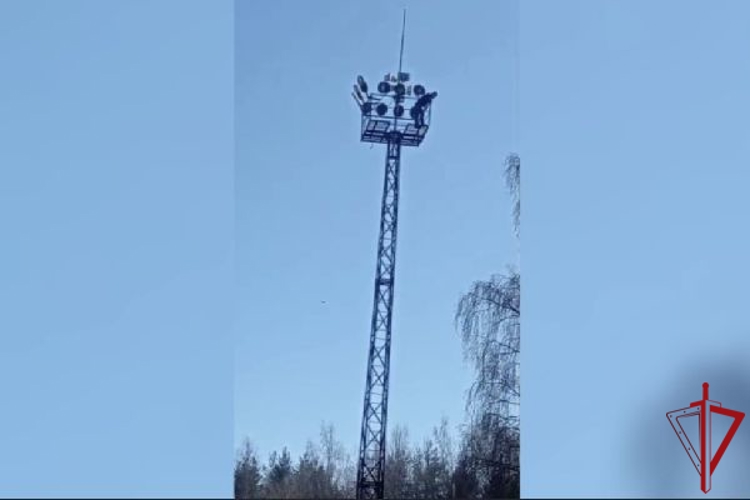 В Выборге сотрудники Росгвардии убедили мужчину не прыгать с вышки и передали его медикам
