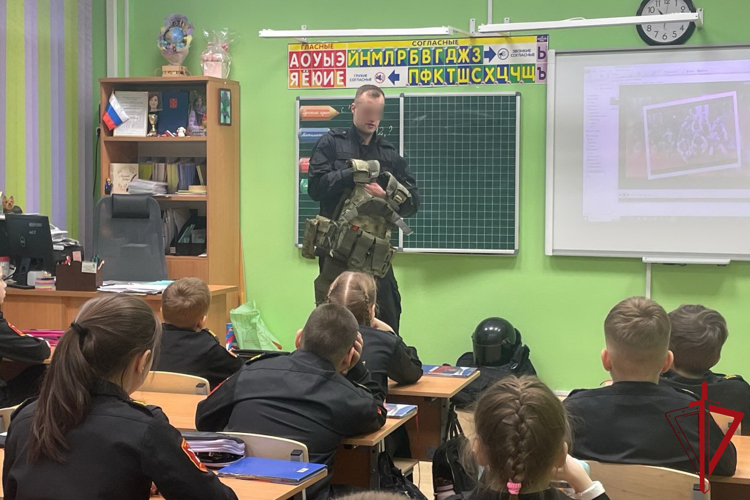 Сотрудники ОМОН "Балтика" Росгвардии провели урок мужества для кадетов подшефной школы