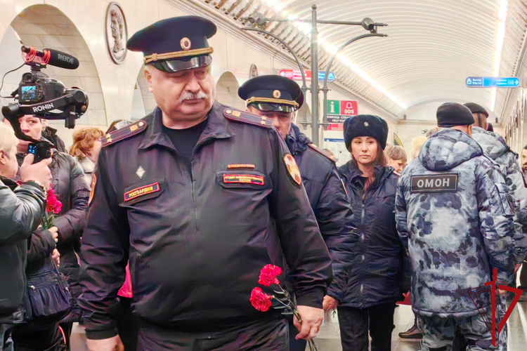 Представители подразделений ГУ Росгвардии почтили память жертв террористического акта в петербургском метро