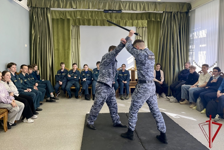 В Колпино сотрудники Росгвардии провели встречу с воспитанниками военно-патриотического клуба «Зарница»