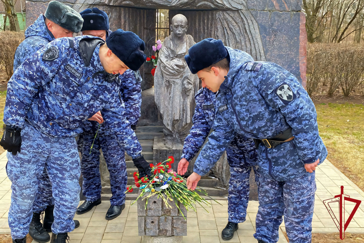 В Красном Селе сотрудники Росгвардии почтили память узников фашистских концлагерей