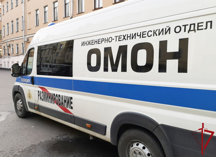 Взрывотехники ОМОН Росгвардии осмотрели подозрительный предмет, обнаруженный в воде у набережной Невы