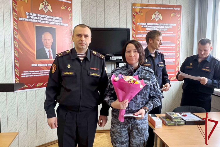 Личный состав роты по охране имущества физических и юридических лиц при транспортировке УВО поздравили с профессиональным праздником