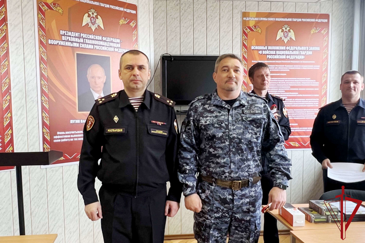 Личный состав роты по охране имущества физических и юридических лиц при транспортировке УВО поздравили с профессиональным праздником