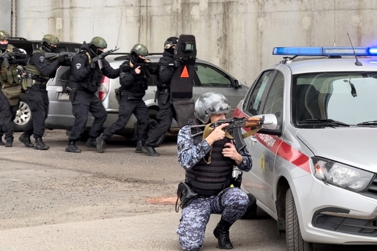 В Санкт-Петербурге сотрудники Росгвардии провели занятия по задержанию вооруженных преступников