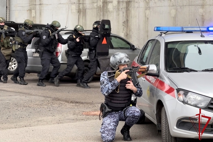 В Санкт-Петербурге сотрудники Росгвардии провели занятия по задержанию вооруженных преступников