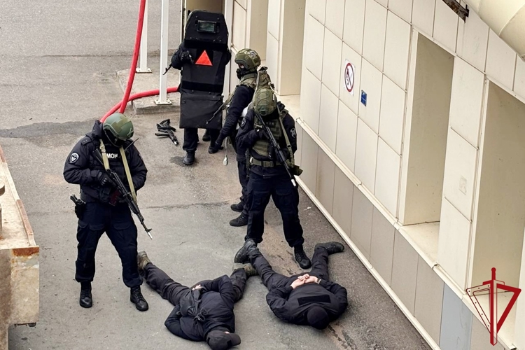В Санкт-Петербурге сотрудники Росгвардии провели занятия по задержанию вооруженных преступников