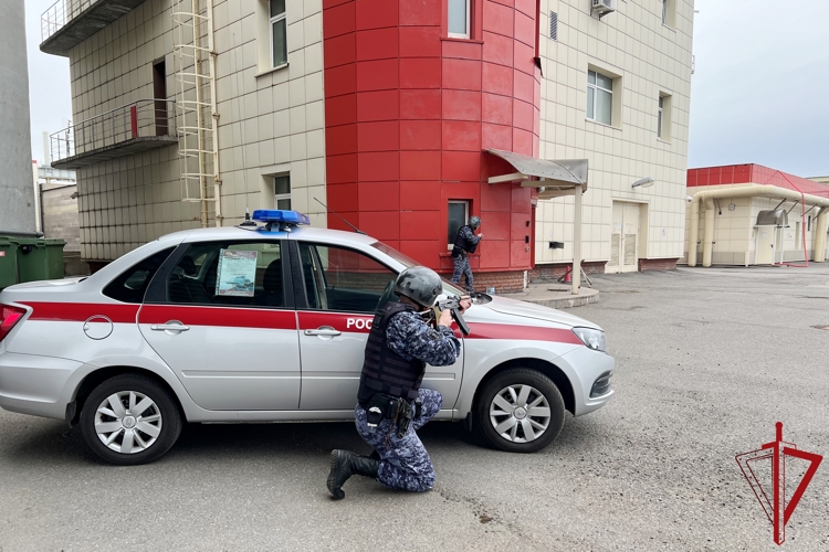 В Санкт-Петербурге сотрудники Росгвардии провели занятия по задержанию вооруженных преступников