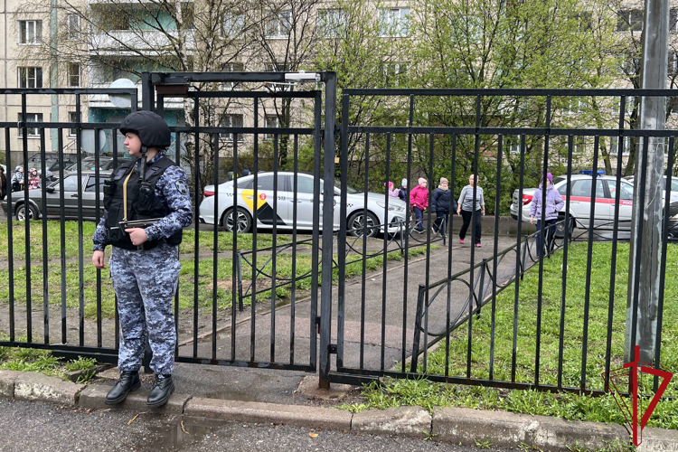 Сотрудники Росгвардии приняли участие в антитеррористических учениях на территории образовательных учреждений