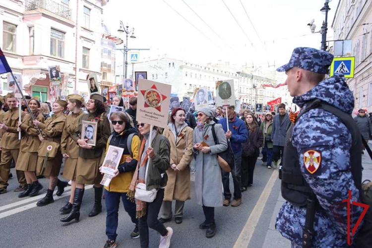 В Санкт-Петербурге в День Победы сотрудники и военнослужащие Росгвардии приняли участие в охране правопорядка и безопасности