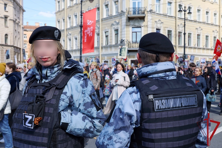 В Санкт-Петербурге в День Победы сотрудники и военнослужащие Росгвардии приняли участие в охране правопорядка и безопасности