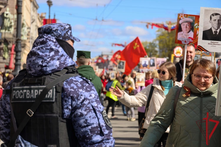 В Санкт-Петербурге в День Победы сотрудники и военнослужащие Росгвардии приняли участие в охране правопорядка и безопасности