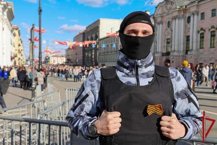 В Санкт-Петербурге в День Победы сотрудники и военнослужащие Росгвардии приняли участие в охране правопорядка и безопасности