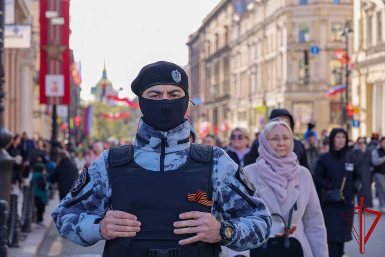 В Санкт-Петербурге в День Победы сотрудники и военнослужащие Росгвардии приняли участие в охране правопорядка и безопасности
