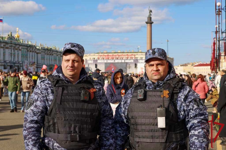 В Санкт-Петербурге в День Победы сотрудники и военнослужащие Росгвардии приняли участие в охране правопорядка и безопасности