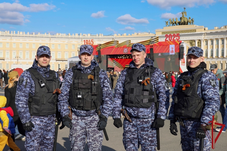 В Санкт-Петербурге в День Победы сотрудники и военнослужащие Росгвардии приняли участие в охране правопорядка и безопасности