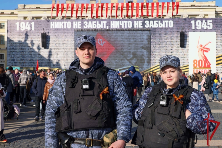 В Санкт-Петербурге в День Победы сотрудники и военнослужащие Росгвардии приняли участие в охране правопорядка и безопасности
