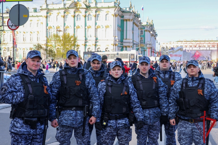 В Санкт-Петербурге в День Победы сотрудники и военнослужащие Росгвардии приняли участие в охране правопорядка и безопасности
