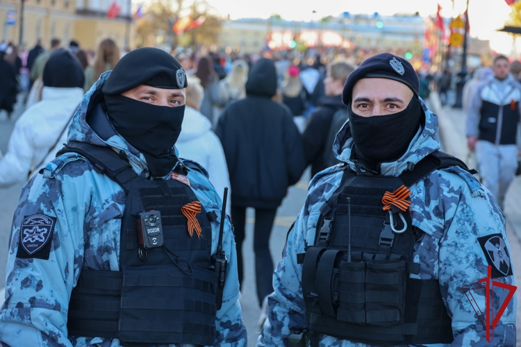 В Санкт-Петербурге в День Победы сотрудники и военнослужащие Росгвардии приняли участие в охране правопорядка и безопасности