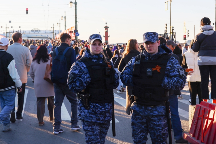 В Санкт-Петербурге в День Победы сотрудники и военнослужащие Росгвардии приняли участие в охране правопорядка и безопасности