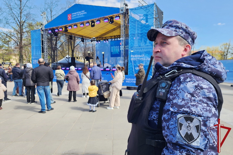 Сотрудники и военнослужащие Росгвардии приняли участие в обеспечении правопорядка при проведении первомайских мероприятий