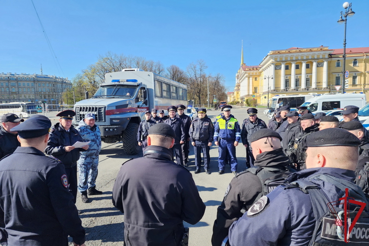 Сотрудники и военнослужащие Росгвардии приняли участие в обеспечении правопорядка при проведении первомайских мероприятий