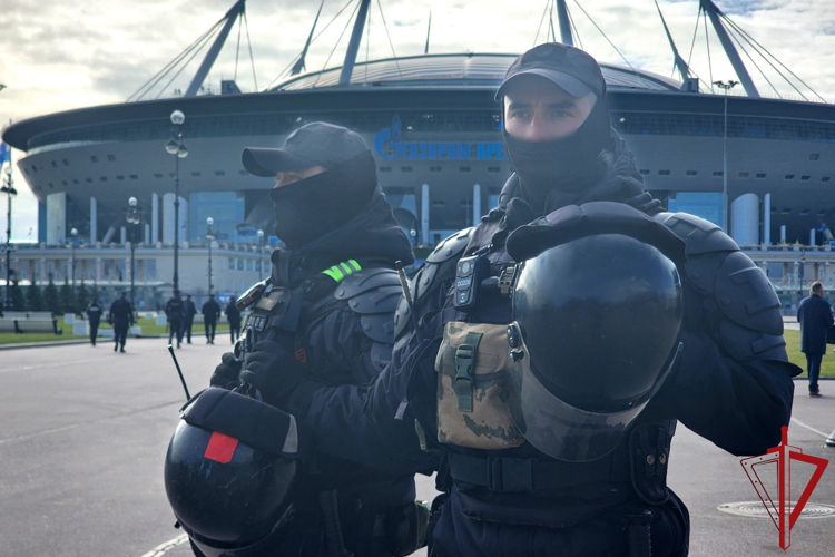 Сотрудники и военнослужащие Росгвардии приняли участие в охране правопорядка во время футбольного матча «Зенит» – ЦСКА