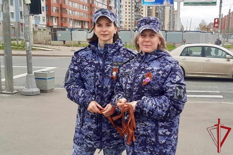 В Санкт-Петербурге и Ленинградской области представители Росгвардии присоединились к патриотической акции «Георгиевская ленточка»