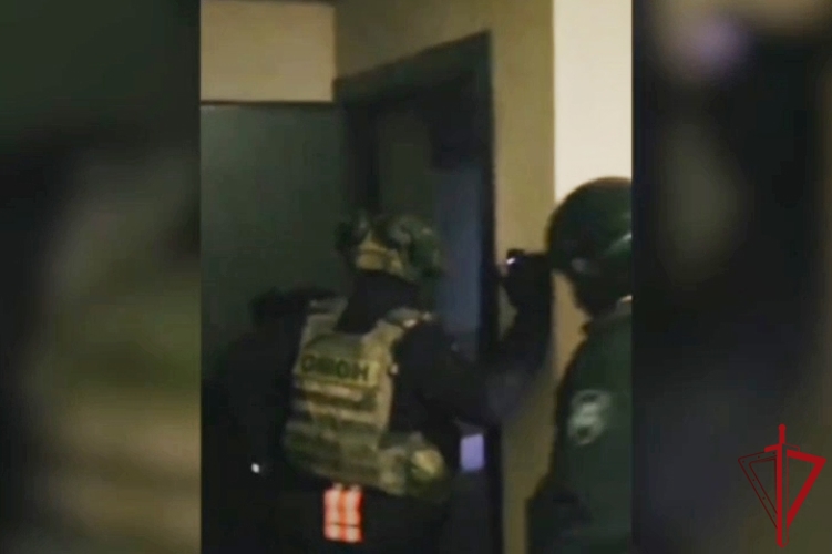 При силовой поддержке ОМОН Росгвардии задержаны пособники зарубежных телефонных мошенников