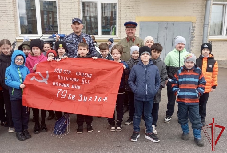 Сотрудники Росгвардии провели встречу со школьниками, посвященную Дню Победы