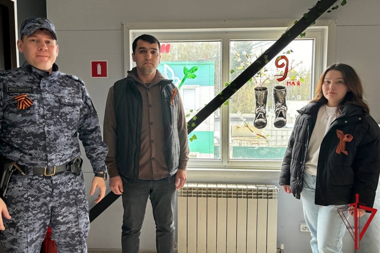 Петербургские росгвардейцы приняли участие во Всероссийской акции «Окна Победы»