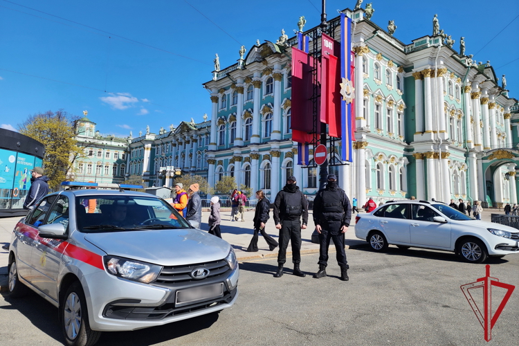 Сотрудники и военнослужащие Росгвардии приняли участие в обеспечении правопорядка при проведении первомайских мероприятий