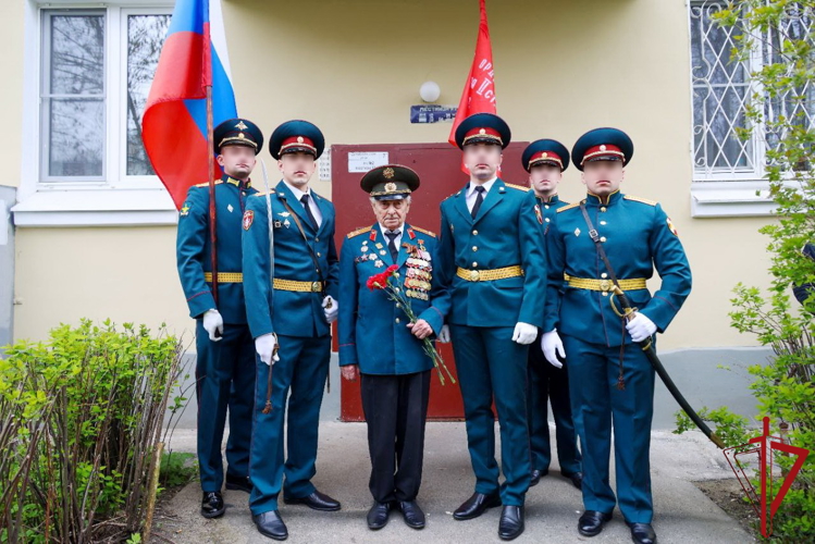 В Санкт-Петербурге росгвардейцы провели мини-парад для ветерана Великой Отечественной войны
