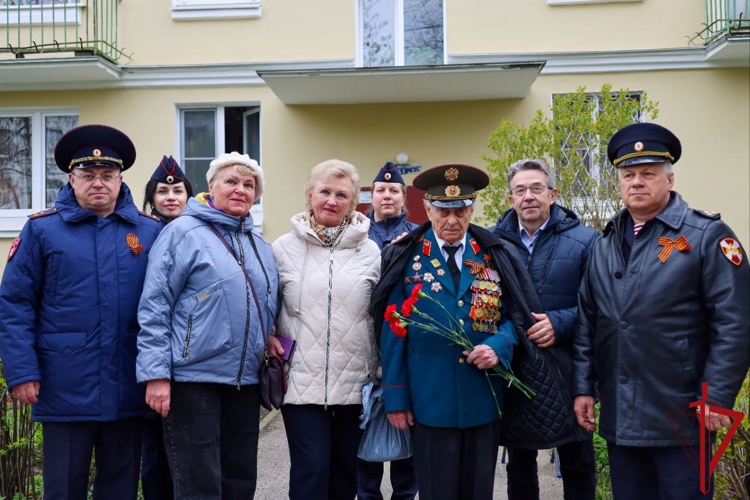 В Санкт-Петербурге росгвардейцы провели мини-парад для ветерана Великой Отечественной войны