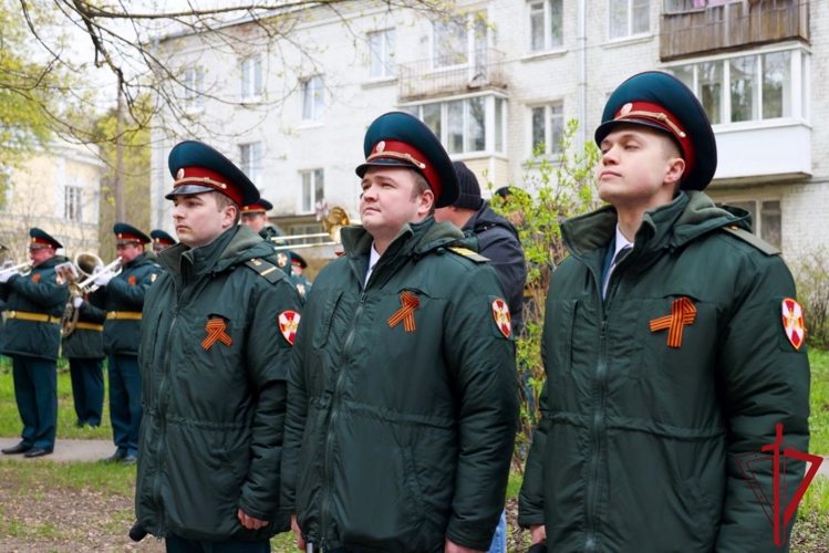 В Санкт-Петербурге росгвардейцы провели мини-парад для ветерана Великой Отечественной войны