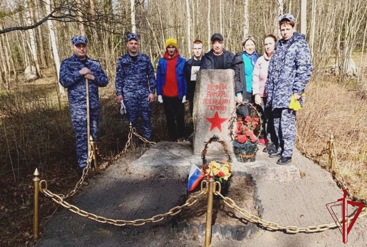 В Приозерске представители Росгвардии провели работы по благоустройству территории воинского захоронения