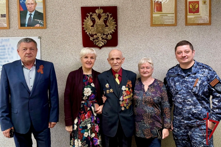 В Санкт-Петербурге сотрудники Росгвардии передали гуманитарный груз для военнослужащих, находящихся в зоне СВО
