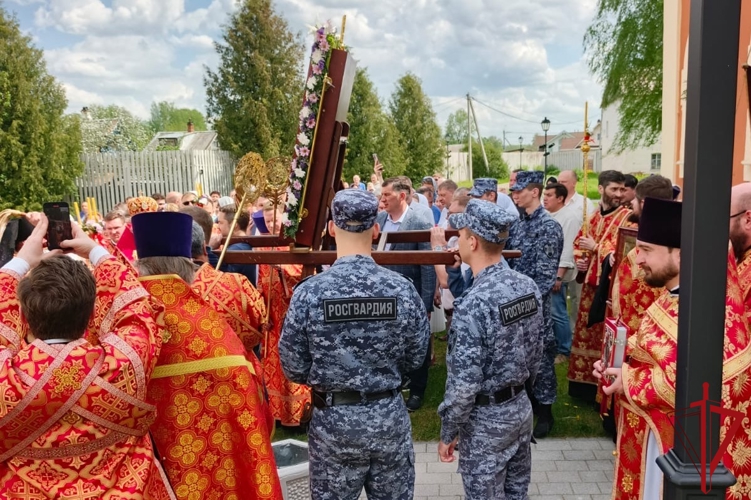 Сотрудники Росгвардии приняли участие в церемонии перенесения Тихвинской иконы Божией матери в Успенский собор