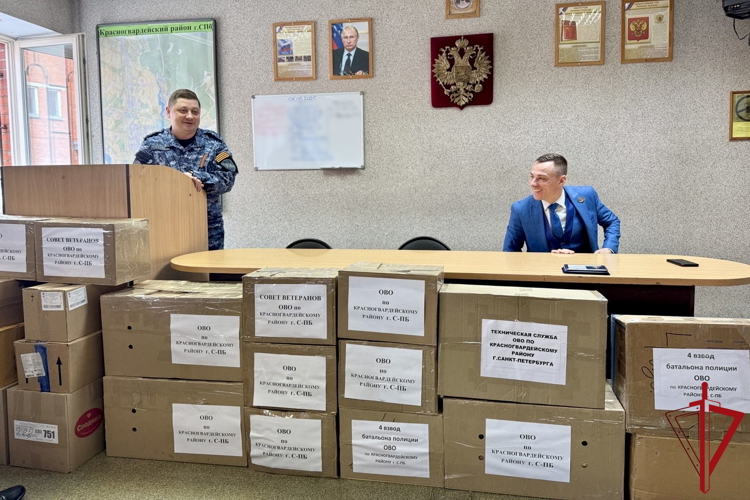 В Санкт-Петербурге сотрудники Росгвардии передали гуманитарный груз для военнослужащих, находящихся в зоне СВО