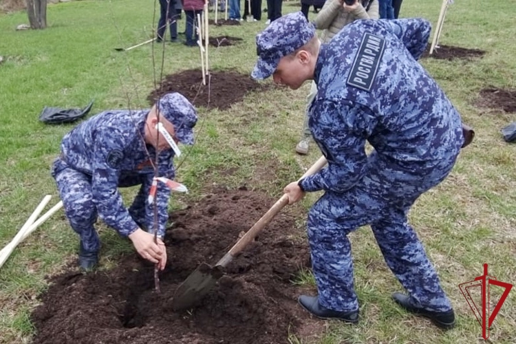 В Приозерске представители Росгвардии приняли участие в акции "Сад памяти"