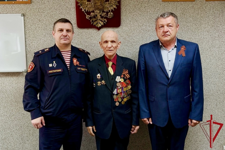 В Санкт-Петербурге сотрудники Росгвардии передали гуманитарный груз для военнослужащих, находящихся в зоне СВО