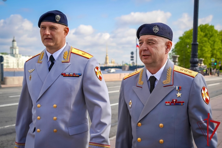 В честь Дня основания Санкт-Петербурга делегация Северо-Западного округа ВНГ РФ возложила цветы к памятнику Петру Великому