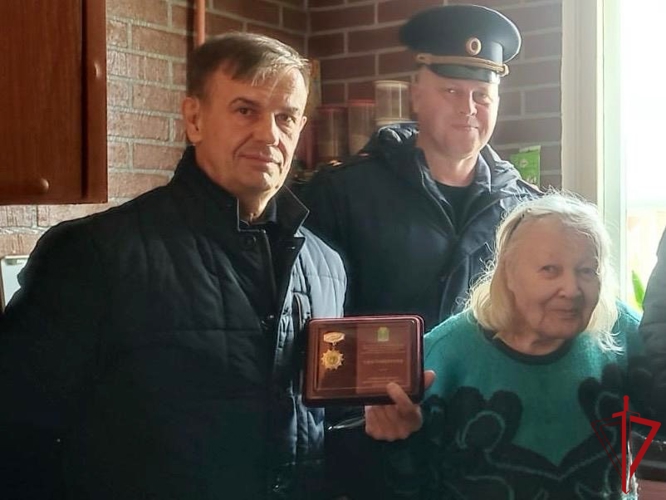 Представители Росгвардии вручили ветерану службы, жительнице блокадного Ленинграда нагрудный знак "Почетный житель МО Балканский"