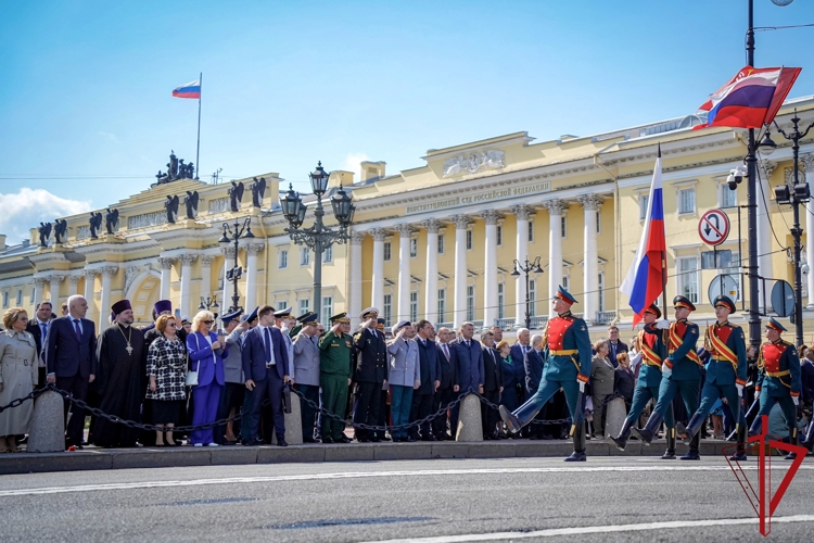 В честь Дня основания Санкт-Петербурга делегация Северо-Западного округа ВНГ РФ возложила цветы к памятнику Петру Великому