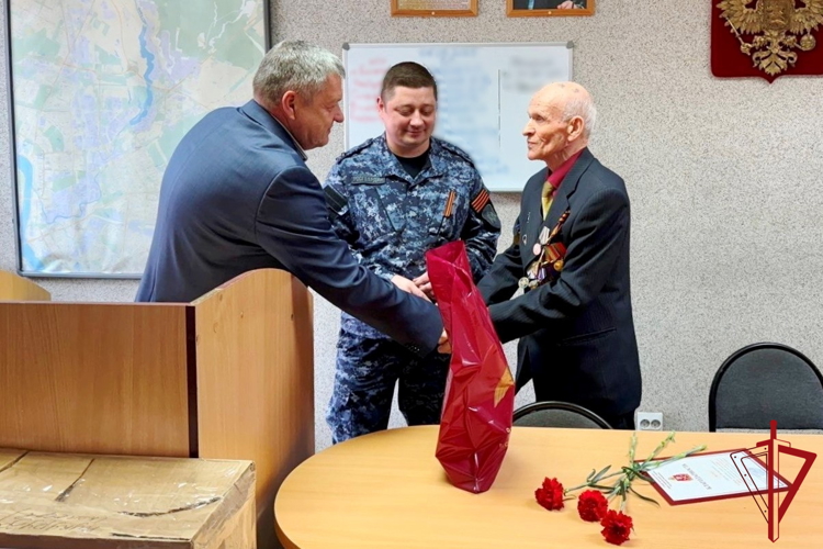 В Санкт-Петербурге сотрудники Росгвардии передали гуманитарный груз для военнослужащих, находящихся в зоне СВО
