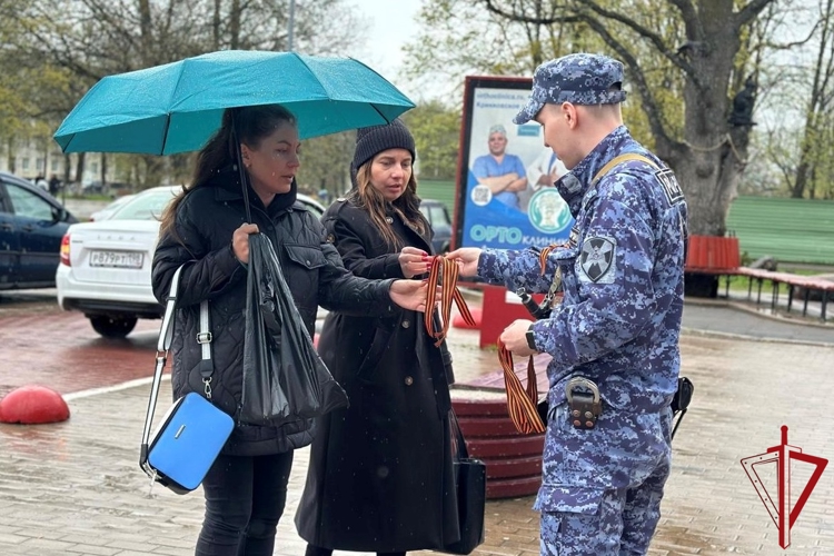 В Санкт-Петербурге и Ленинградской области представители Росгвардии присоединились к патриотической акции «Георгиевская ленточка»