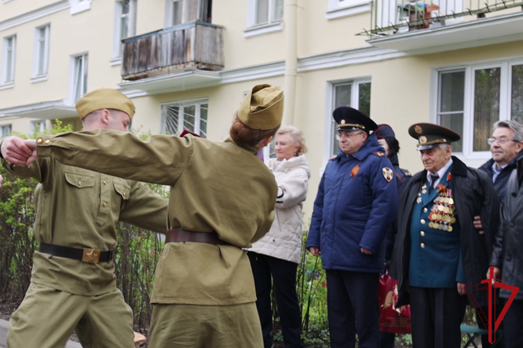 В Санкт-Петербурге росгвардейцы провели мини-парад для ветерана Великой Отечественной войны
