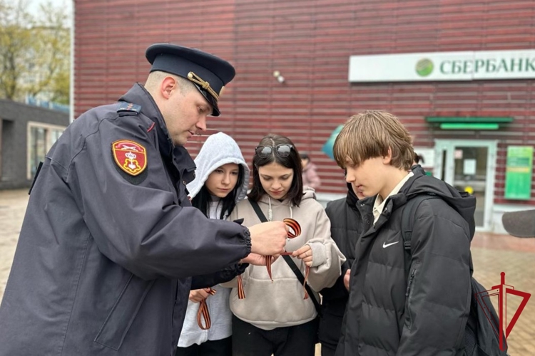 В Санкт-Петербурге и Ленинградской области представители Росгвардии присоединились к патриотической акции «Георгиевская ленточка»